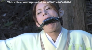 キレイなニューハーフが和服姿で縛られ手コキ責めの後放尿