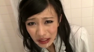 中澤チュリン　美人のニューハーフ教師がトイレで不良生徒にぶっかけられる