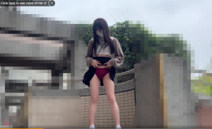 メガネの地味な美少女系ニューハーフが野外でパンティの隙間からオナニー