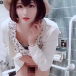 女装をして公衆トイレで緊張しながらオシッコ
